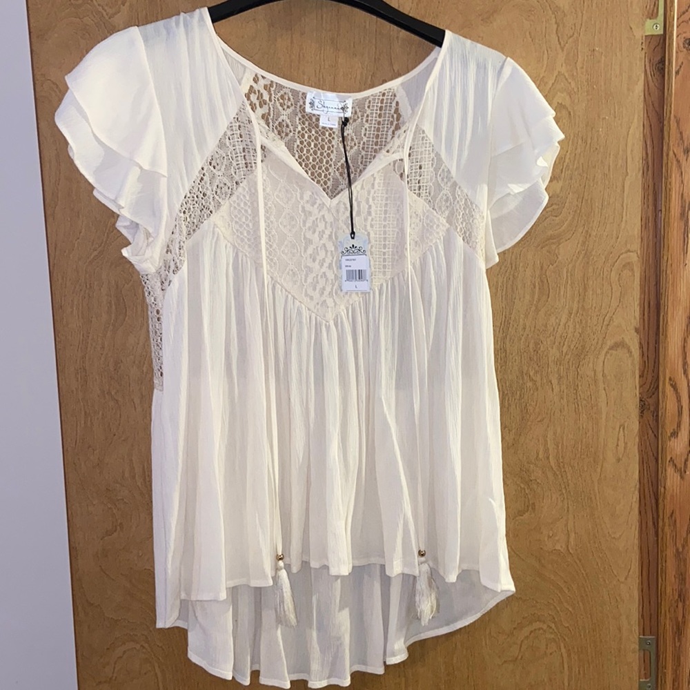 Lace accent top size L Shyanne Brand NWT